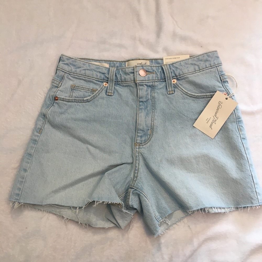Universal Thread Midi Shorts Womens 2 Light Wash NWT High Rise Raw Hem Denim